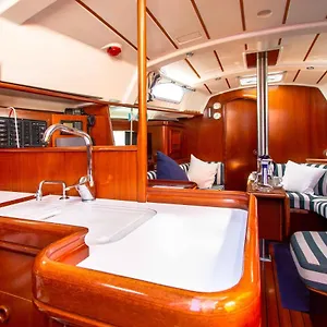 Deliziosa Barca A Vela Con Parcheggio Gratuito. Botel